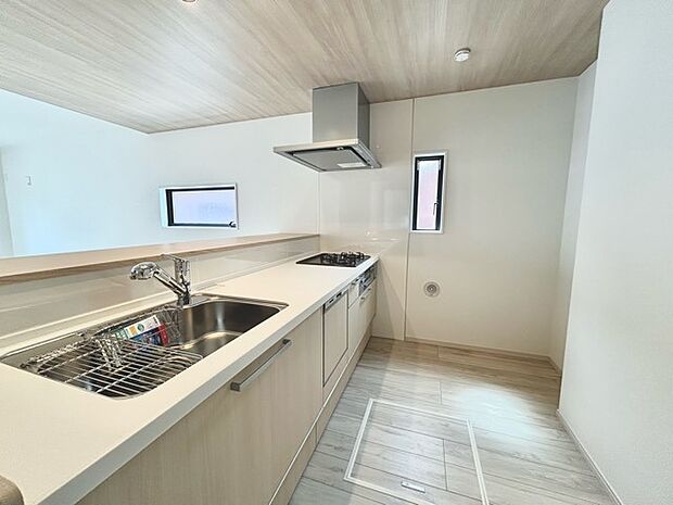 家族団欒のリビング。陽光差し込む食卓には家族の会話とスマイルが溢れます。いつまでもここで食卓を囲みたくなる、そう感じさせてくれるスペース。