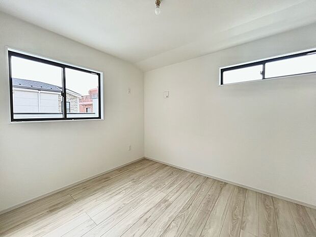 どんな家具にでも相性が良い清潔感ある白色調のクロスを採用。主張しすぎない配色、耐久性にも優れた床材は日々のメンテナンスも楽に、快適に過ごして頂けるよう考えられています。