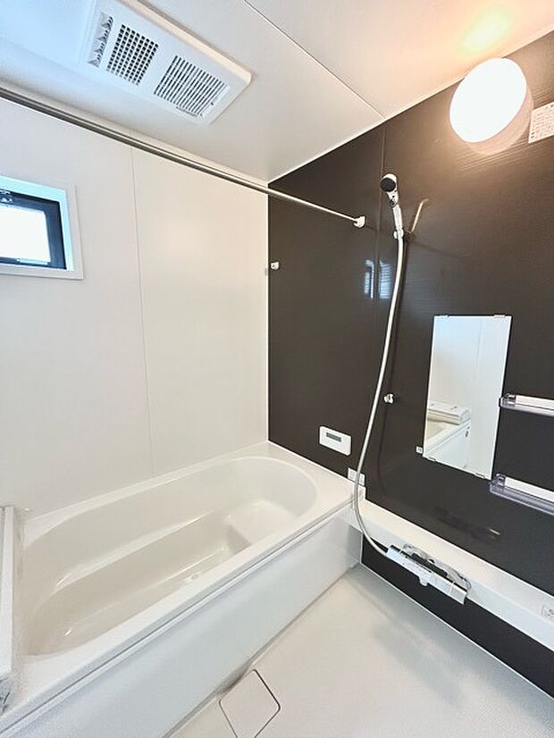 一緒にお風呂に入っている子供達の声がリビングまで聞こえてきそうな広々とした1坪バス