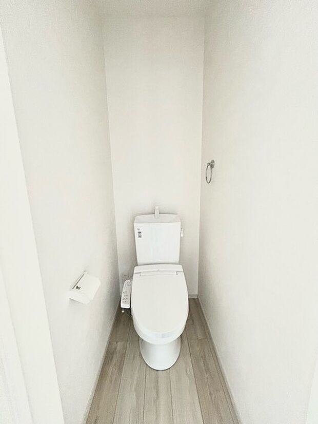 1.2階にそれぞれトレイがございます。朝の混雑時に分散して利用できるほか、ゲスト用としても使い分けることもできます。