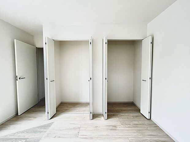 広々収納で、仕事着、普段着をまとめて収納できます。