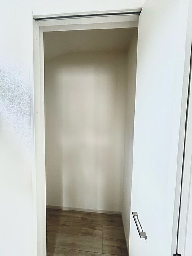 衣類の整理整頓に嬉しいクローゼット付きのお部屋。お子様のお部屋としても便利です。