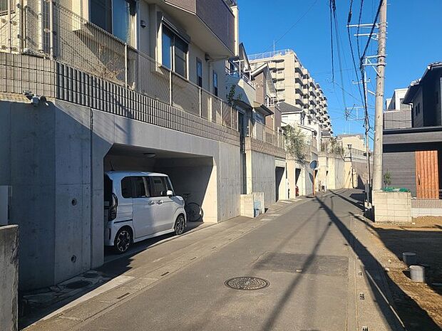 戸建てが立ち並ぶ静かな住宅街。四季折々の移り変わりを感じながら自然と楽しみ、暮らす、そんな毎日を日々の中で感じられる住環境