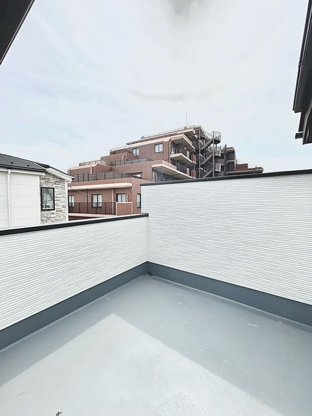 広めのバルコニーは風通しも良くお洗濯物もしっかりと干すことができます!