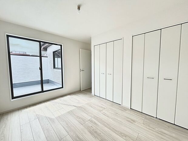 どんな家具にでも相性が良い清潔感ある白色調のクロスを採用。主張しすぎない配色、耐久性にも優れた床材は日々のメンテナンスも楽に、快適に過ごして頂けるよう考えられています。
