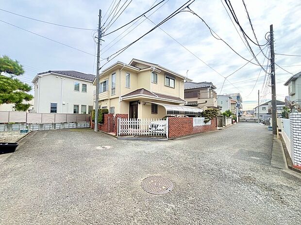 5m幅員の道路に面しておりお車の運転が苦手な方でも安心して出入りいただけます。