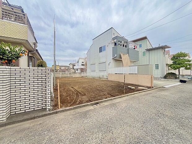 戸建てが立ち並ぶ静かな住宅街。四季折々の移り変わりを感じながら自然と楽しみ、暮らす、そんな毎日を日々の中で感じられる住環境