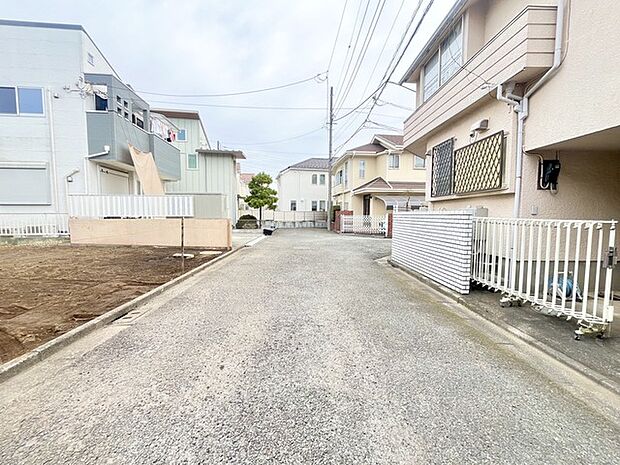 前面道路は通り抜けができないため、交通量が少なく静かな住環境です。