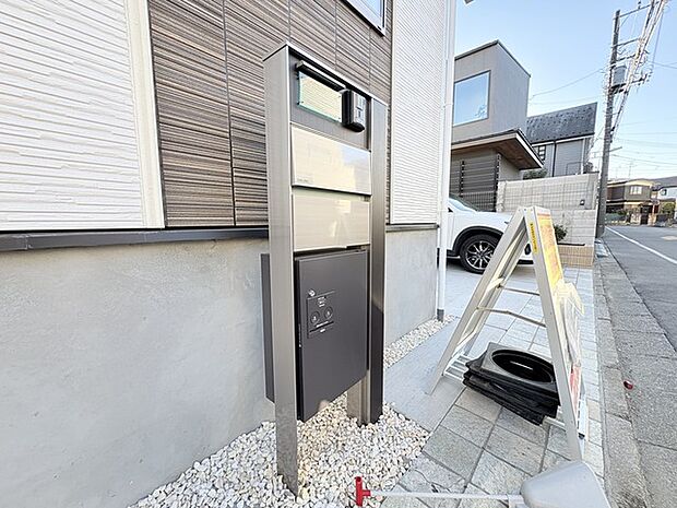 外出中で不在時や、在宅中でも手を離せない時に便利な宅配ボックス。お客様に代わって受け取れるので、暮らしにゆとりが生まれます。