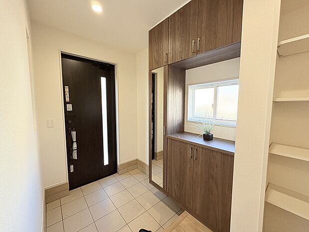 明るく開放的な玄関、靴の脱ぎ履きもしやすく、収納も豊富でご家族皆様の靴をスッキリ収納できます。