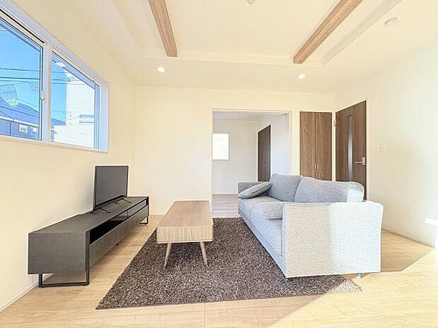 家族団欒のリビング。陽光差し込む食卓には家族の会話とスマイルが溢れます。いつまでもここで食卓を囲みたくなる、そう感じさせてくれるスペース。