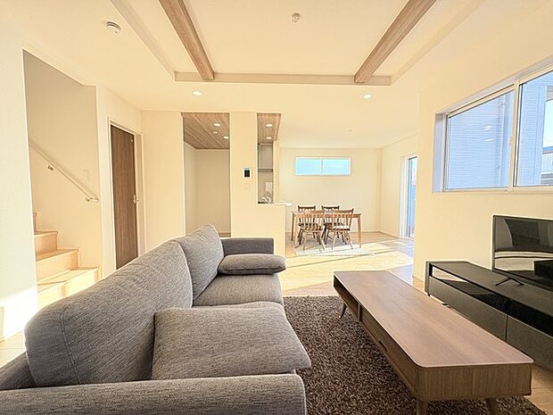 家族の集うリビングには色々な方向から光が差し込む設計に。家族のコミュニケーションが弾むスポットだから明るい雰囲気であってほしい。