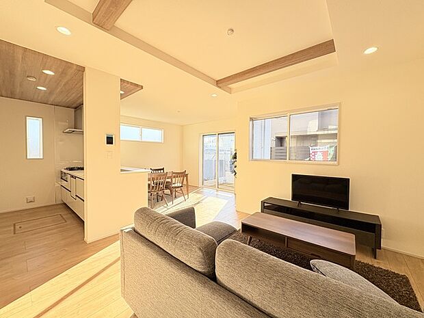 家族が一番集まる場所だから広々としつつも素敵な空間であって欲しい。皆がくつろぐリビングからキッチンまでが一つに繋がる空間。