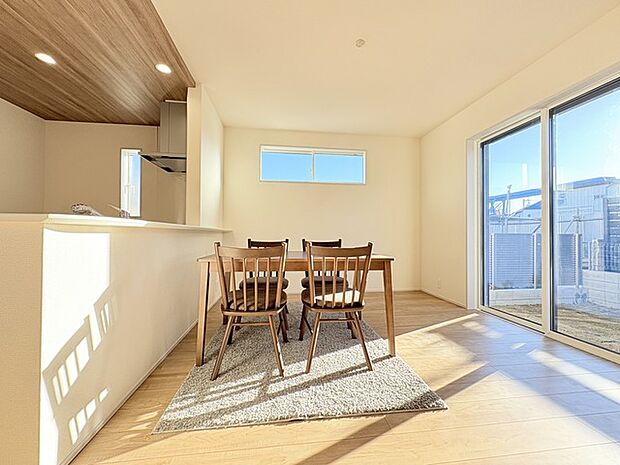 家族や友人、両親、親戚とこれから沢山の時間を紡ぐのだろう。そこを彩るのは窓から見える青い空、心地よい緑。そんなイメージが膨らむリビングスペース。