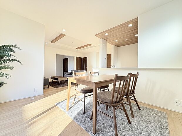 夕食の時間。家族、友人、両親、親戚との会話がより料理を美味しくしてくれる。あっという間に時間が過ぎてしまう居心地の良さは、普段はほっとする空間としてここにあります。