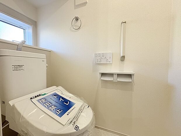 ウォシュレット機能付きのトイレ。換気のしやすい窓付きで、収納もあり実用性も兼ね備えた造り。