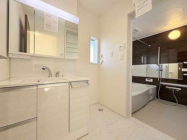 お出かけ前の身だしなみに一歩差がつく三面鏡。ミラー裏にはたっぷり収納もございます。