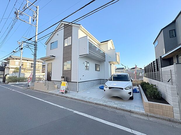 前面道路は広く、駐車がしやすいです。駐車スペース2台分ございます。