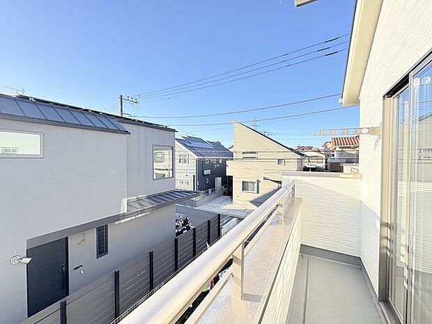 広めのバルコニーは風通しも良くお洗濯物もしっかりと干すことができます!