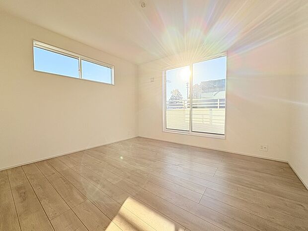 バルコニーに面した洋室。開口部からは優しい陽光が差し込み心地よい風が通り抜けます。