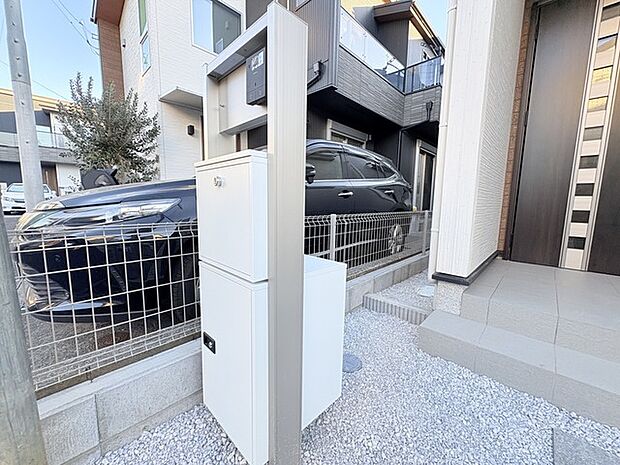 外出中で不在時や、在宅中でも手を離せない時に便利な宅配ボックス。お客様に代わって受け取れるので、暮らしにゆとりが生まれます。