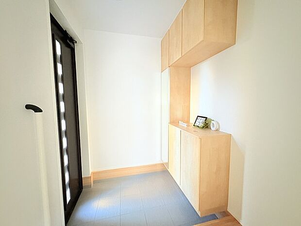明るく開放的な玄関、靴の脱ぎ履きもしやすく、収納も豊富でご家族皆様の靴をスッキリ収納できます。