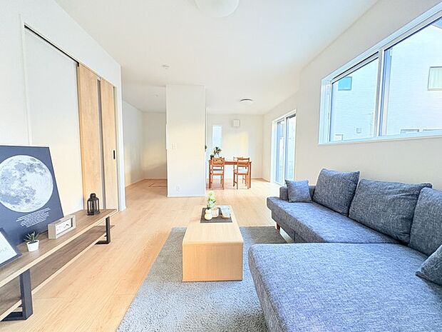 リビングは家具の配置も思いのまま。自由度が高い設計です。 