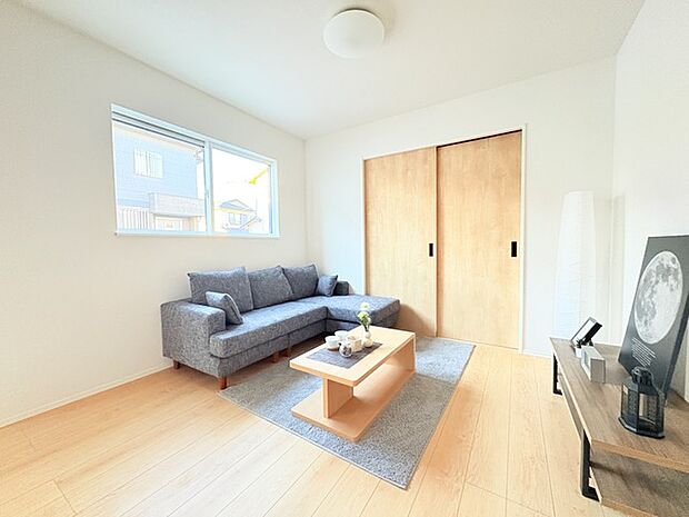 家族団欒のリビング。陽光差し込む食卓には家族の会話とスマイルが溢れます。いつまでもここで食卓を囲みたくなる、そう感じさせてくれるスペース。 