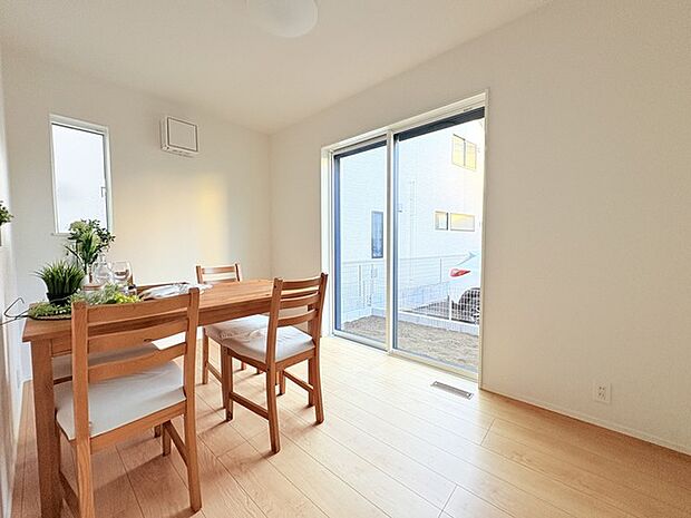 家族や友人、両親、親戚とこれから沢山の時間を紡ぐのだろう。そこを彩るのは窓から見える青い空、心地よい緑。そんなイメージが膨らむリビングスペース。