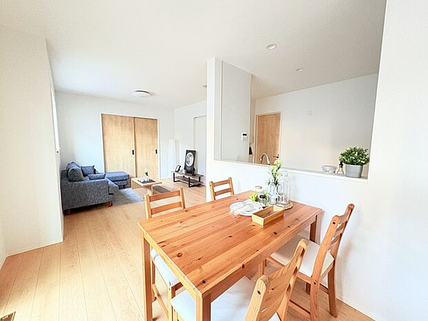 家族団欒のリビング。陽光差し込む食卓には家族の会話とスマイルが溢れます。いつまでもここで食卓を囲みたくなる、そう感じさせてくれるスペース。