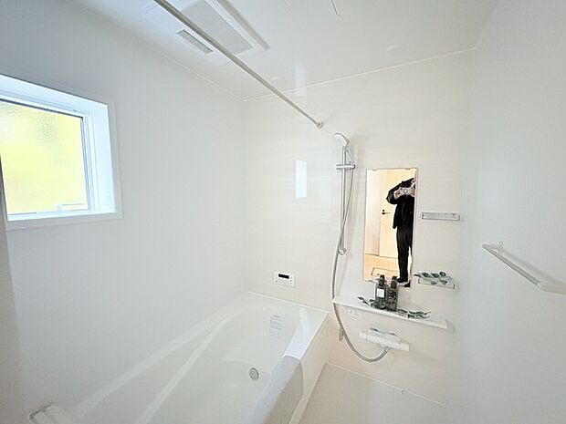 花粉や雨の日、寒い冬の時期に嬉しい浴室乾燥機。換気機能で入浴時に湿気を換気しカビの防止にもなります。