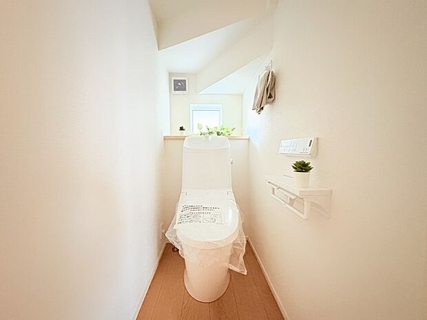 ウォシュレット機能付きのトイレ。換気のしやすい窓付きで、収納もあり実用性も兼ね備えた造り。