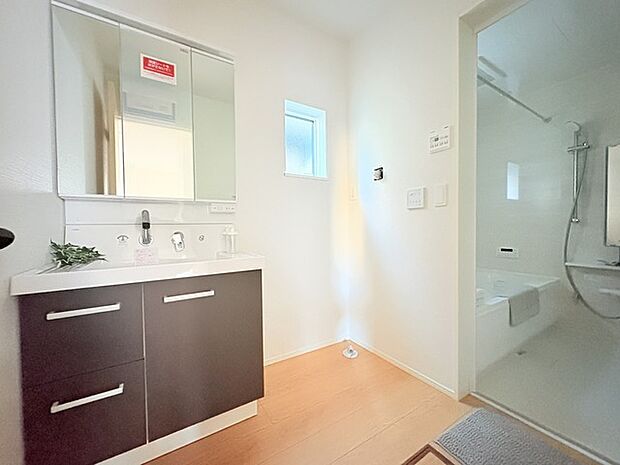 お出かけ前の身だしなみに一歩差がつく三面鏡。ミラー裏にはたっぷり収納もございます。