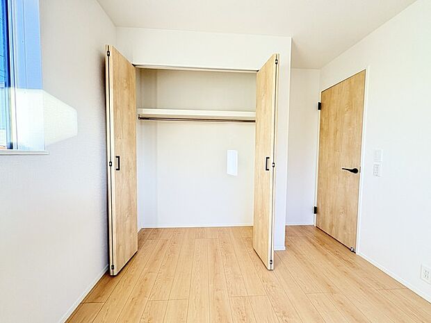 広々収納で、仕事着、普段着をまとめて収納できます。 