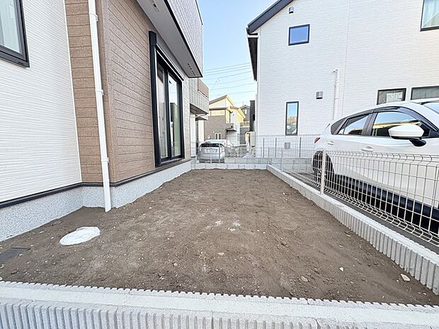 戸建てならではのお庭スペース。BBQやガーデニング、お子様のプールなど、、、、様々な楽しみ方ができるプライベート空間。ご家族皆さままで思いっきりお楽しみください。