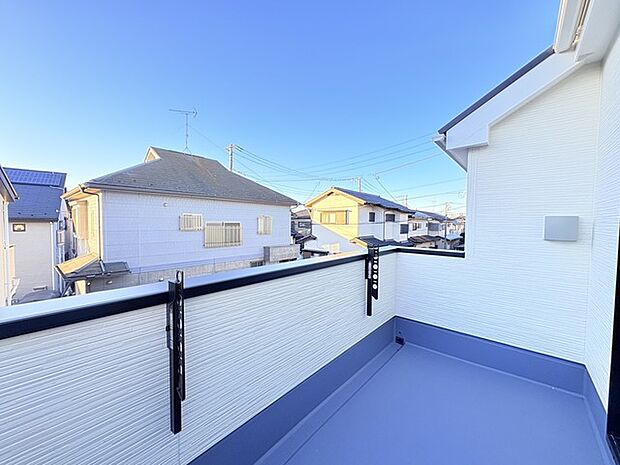 南側のお部屋から出入りできる、奥行きのあるワイドバルコニー。心地よい陽射しと暖かな風を楽しむことが出来ます。