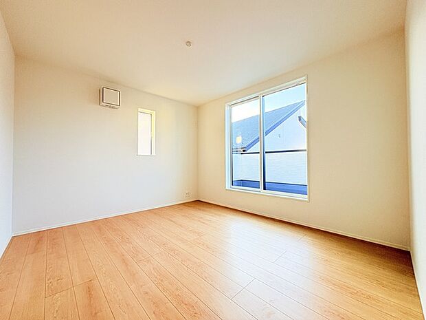 バルコニーに面した洋室。開口部からは優しい陽光が差し込み心地よい風が通り抜けます。