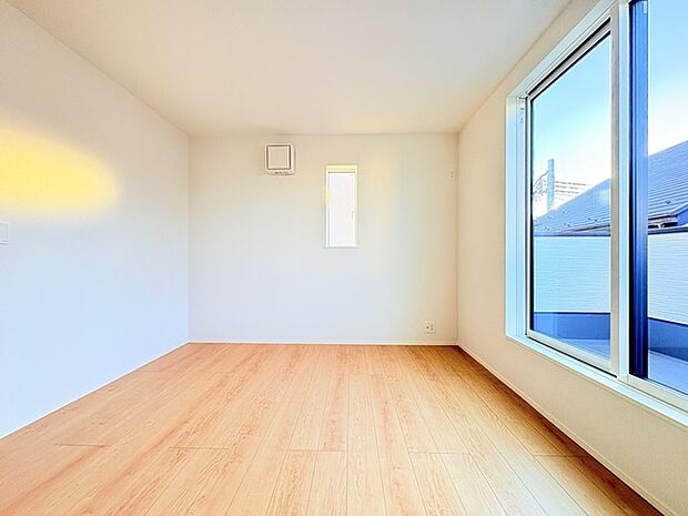 大きな開口部から明るい光が差し込む、日中の室内の明るさがこの部屋の魅力です。