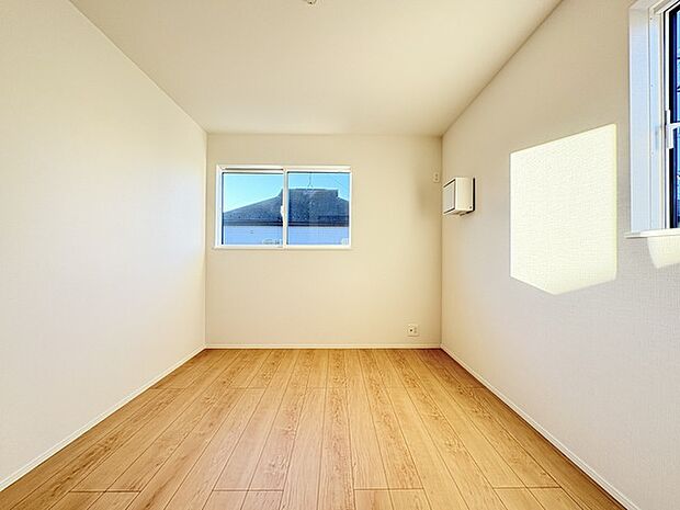 どんな家具にでも相性が良い清潔感ある白色調のクロスを採用。主張しすぎない配色、耐久性にも優れた床材は日々のメンテナンスも楽に、快適に過ごして頂けるよう考えられています。