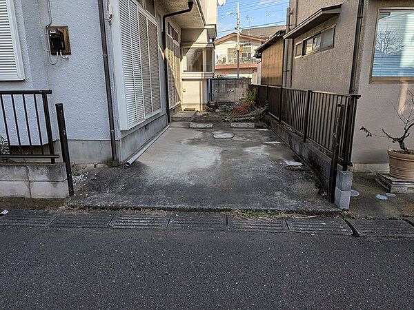 カースペースは1台駐車できます。車庫の出し入れのしやすさなど、実際に現地にてご確認ください。