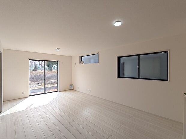 家族や友人、両親、親戚とこれから沢山の時間を紡ぐのだろう。そこを彩るのは窓から見える青い空、心地よい緑。そんなイメージが膨らむリビングスペース。