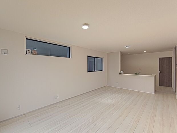 家族や友人、両親、親戚とこれから沢山の時間を紡ぐのだろう。そこを彩るのは窓から見える青い空、心地よい緑。そんなイメージが膨らむリビングスペース。