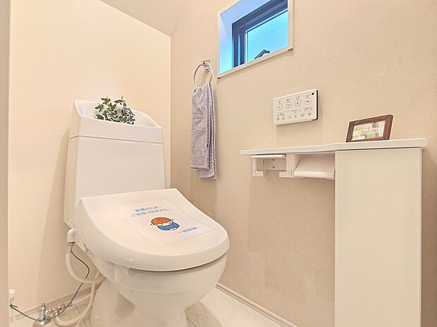 1.2階にそれぞれトレイがございます。朝の混雑時に分散して利用できるほか、ゲスト用としても使い分けることもできます。
