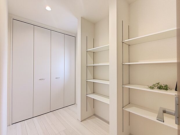 大容量のパントリーがございますので、非常食や食品のストックも沢山置けます。