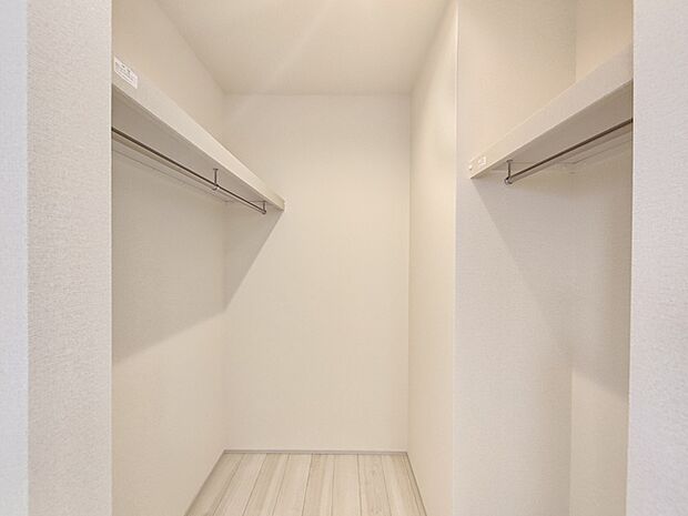 ウォークインクローゼット完備!衣服はもちろん、大きなお荷物もたくさん収納できる便利空間です。
