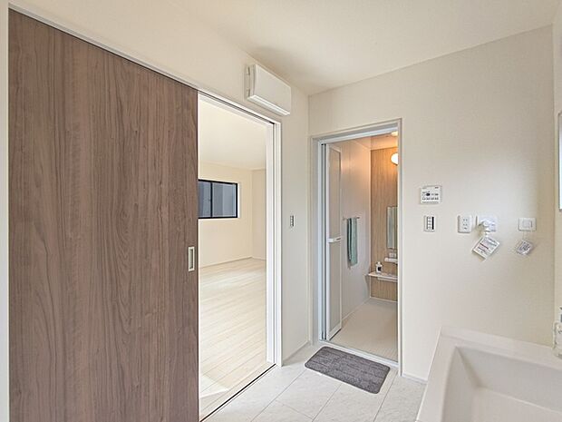 使い勝手の良い洗面台、窓があることで換気もしやすく清潔感のある空間を保てます。