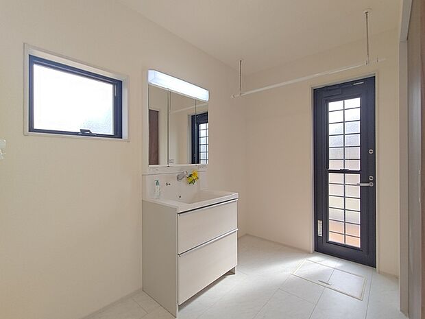 使い勝手の良い洗面台、窓があることで換気もしやすく清潔感のある空間を保てます。