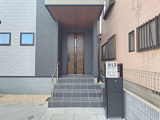 外出中で不在時や、在宅中でも手を離せない時に便利な宅配ボックス。お客様に代わって受け取れるので、暮らしにゆとりが生まれます。