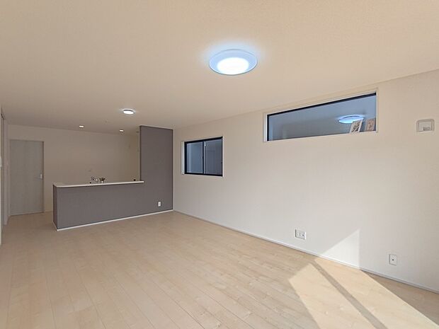 家族団欒のリビング。陽光差し込む食卓には家族の会話とスマイルが溢れます。いつまでもここで食卓を囲みたくなる、そう感じさせてくれるスペース。