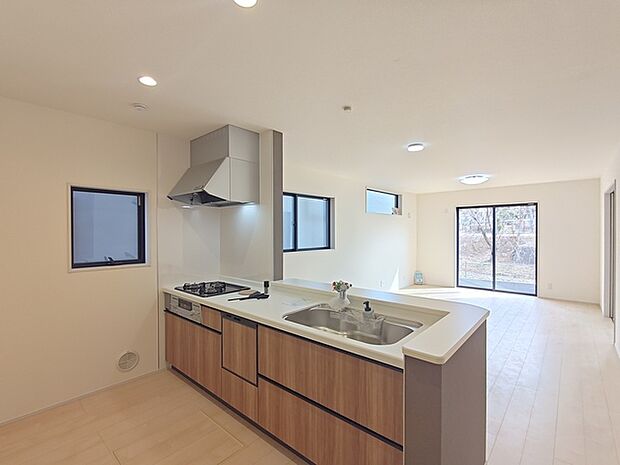 家族が一番集まる場所だから広々としつつも素敵な空間であって欲しい。皆がくつろぐリビングからキッチンまでが一つに繋がる空間。